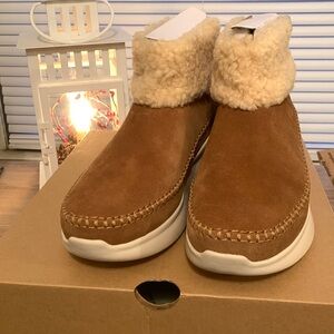NIB Ugg Suede Montrose Sneaker Boots in Chestnut 1096945